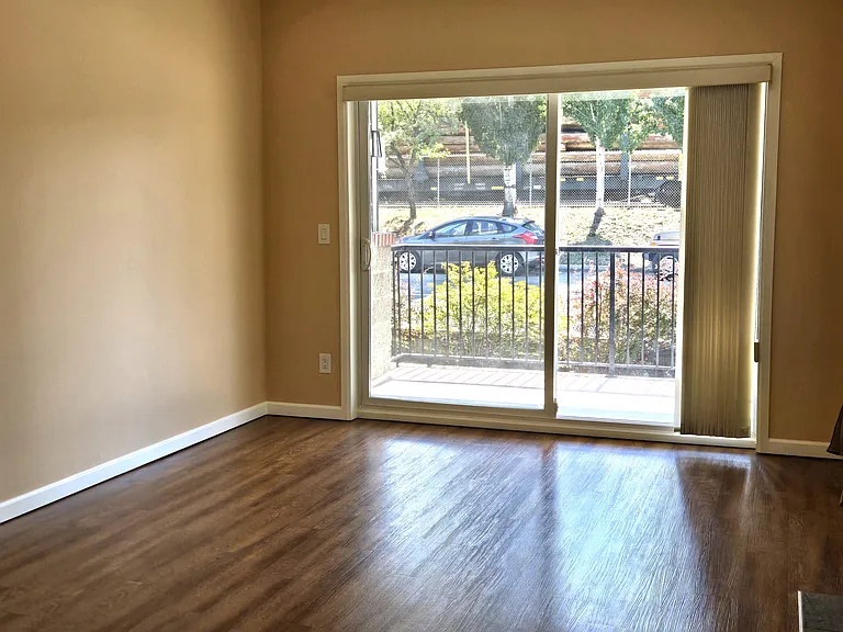 550 Lorne St #104 — Photo 1