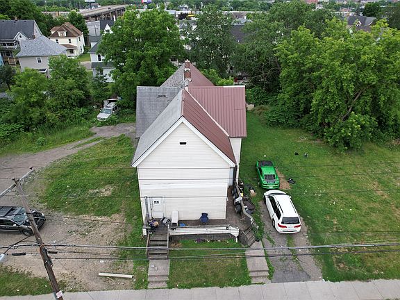 2nd image of 40 Robinson St
