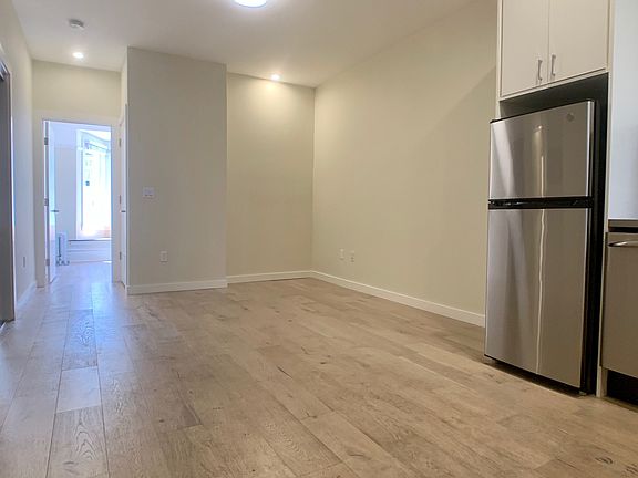 4th image of 1656 Sacramento St #2