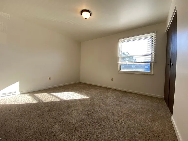 703 Hemlock Sq — Photo 8