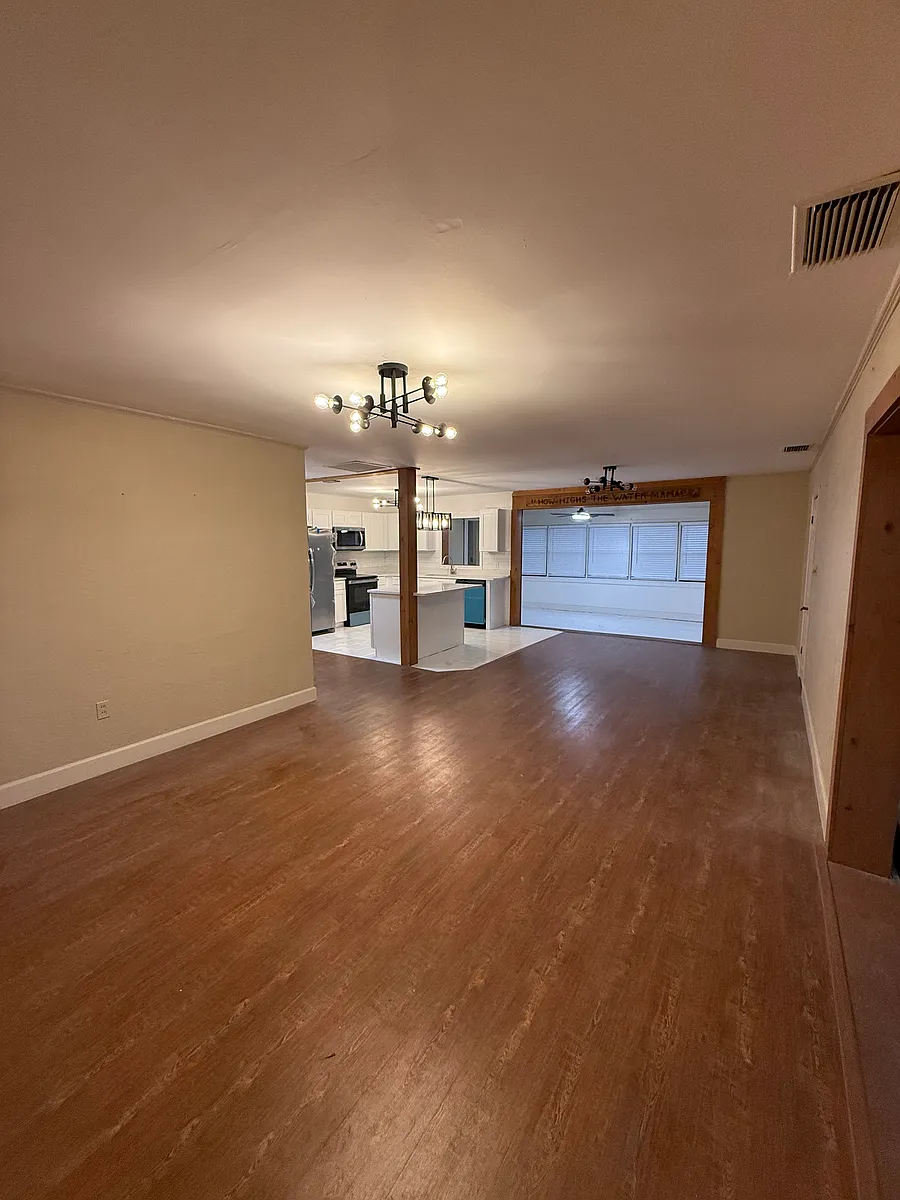 Building Photo - 751 S Mulberry Point
