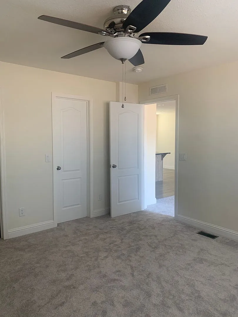 Central Paradise Location Brand Newer 3 bed 2 bath build in 2021 — Photo 3