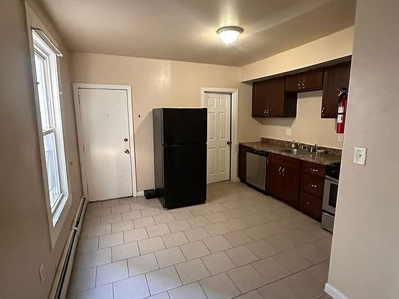 4th image of 168 Parker St Floor 1