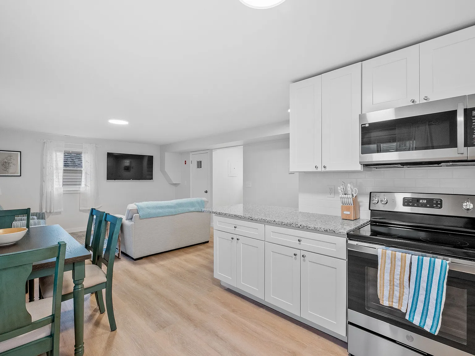 2 bed, 1080 sqft, $2,500 — Photo 4