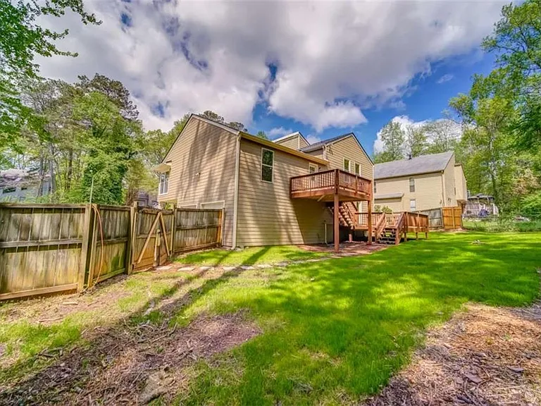 2218 Woodfern Dr — Photo 4