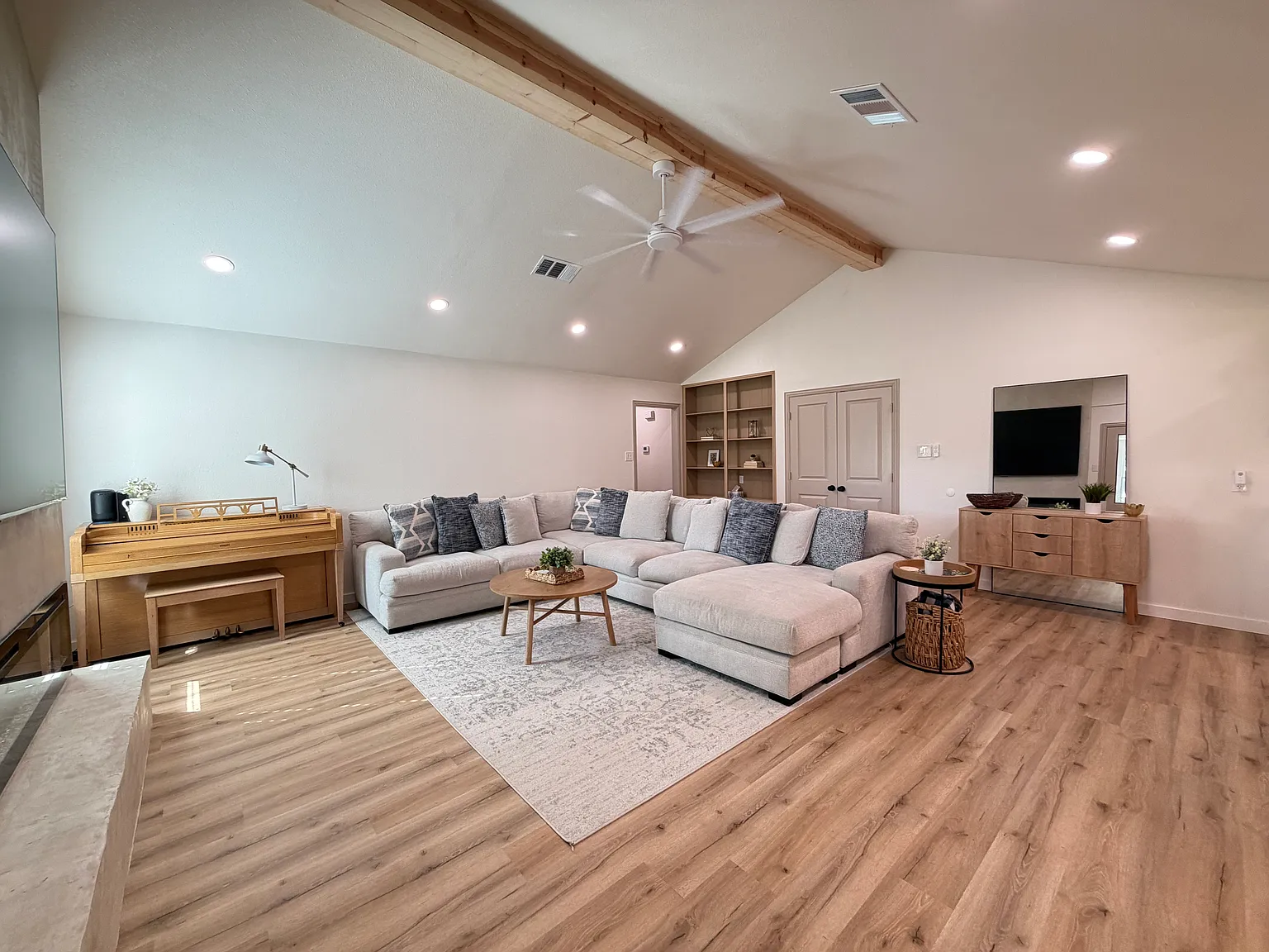 4 bed, 3042 sqft, $5,300 — Photo 3