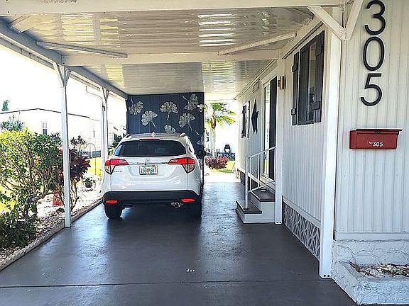 2nd image of 305 Hollywood Ln