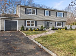 10 Lynhaven Pl, South Setauket, NY 11720