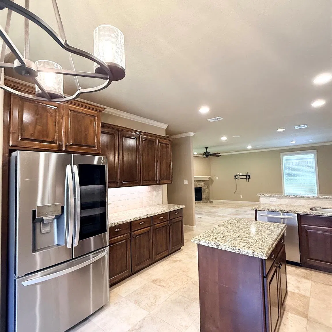 3 bed, 2.0 bath, 1828 sqft, $2,600 — Photo 4
