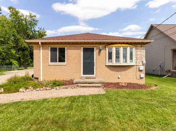 34636 Garfield Rd, Fraser, MI 48026