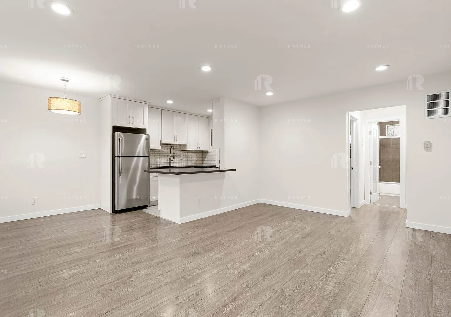 (AR/GA/YO:B) 7259 Willoughby Avenue — Photo 4