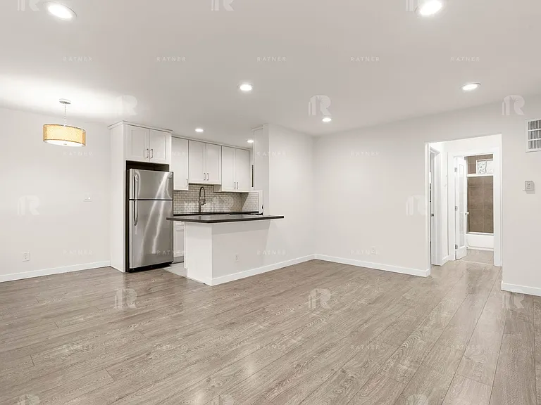 (AR/GA/YO:B) 7259 Willoughby Avenue — Photo 4