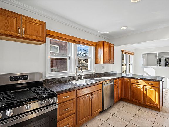 4th image of 115 N Park St