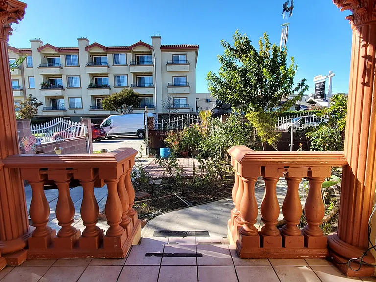 608 N Serrano Ave — Photo 3