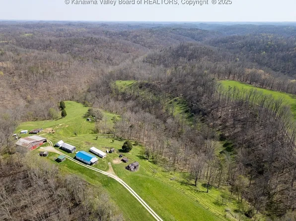 465 Lone Cedar Trl, Milton, WV 25541