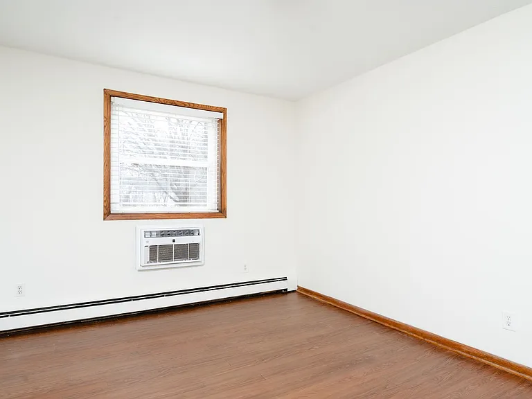 Highcroft Manor Apartments Located in Wayzata, MN — Photo 13