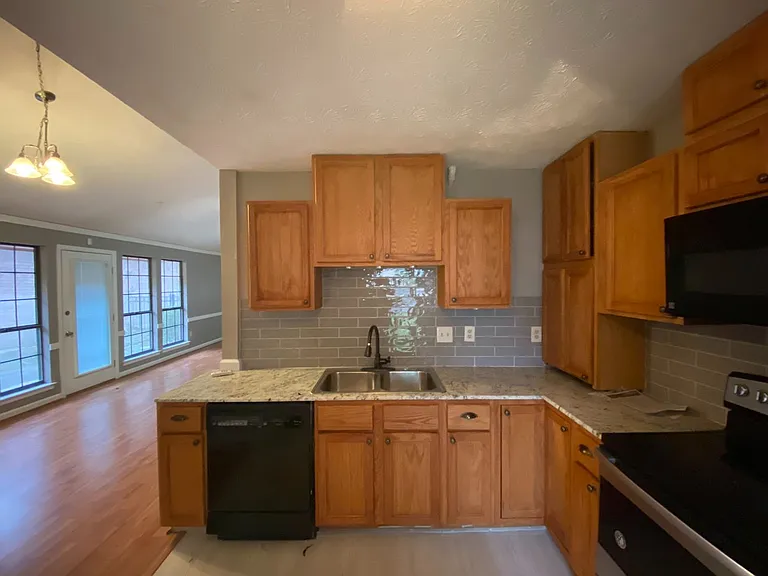 1607 Salisbury Pl — Photo 10