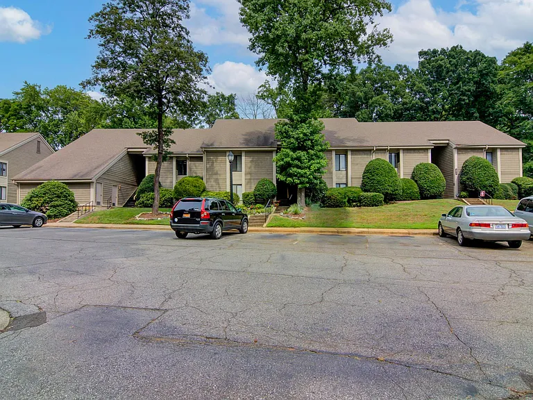 1518 Benjamin Pkwy #D — Photo 3