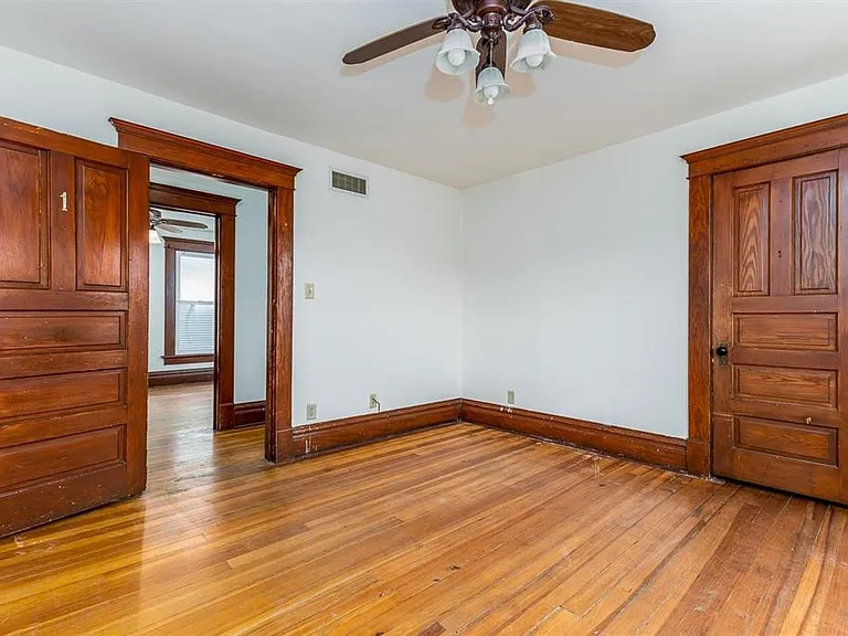 910 University Ave — Photo 14