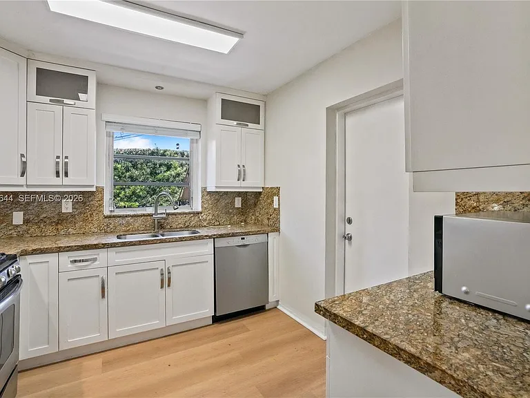 2460 SW 24th St — Photo 32