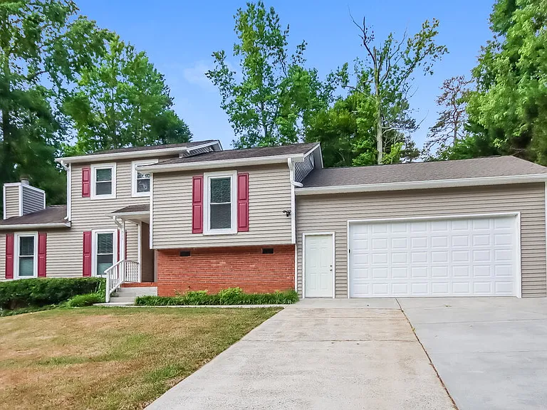 917 Oakridge Dr — Photo 5