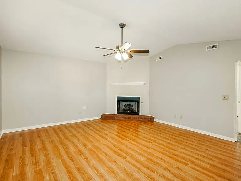 106 Bradford Cir — Photo 4