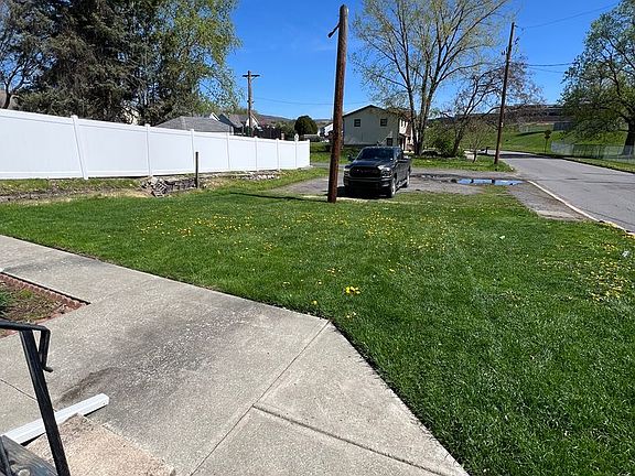 3rd image of 1502 W Locust St
