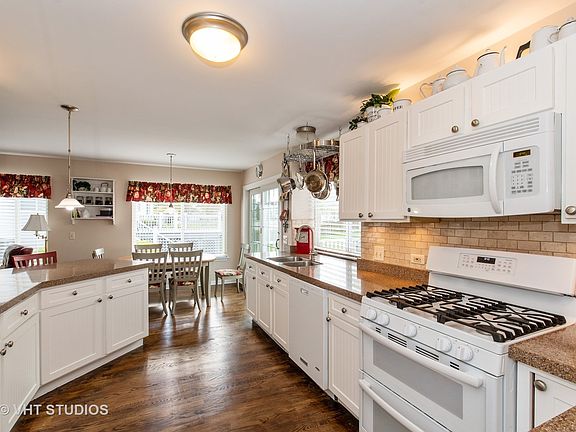 3rd image of 107 Acorn Ct