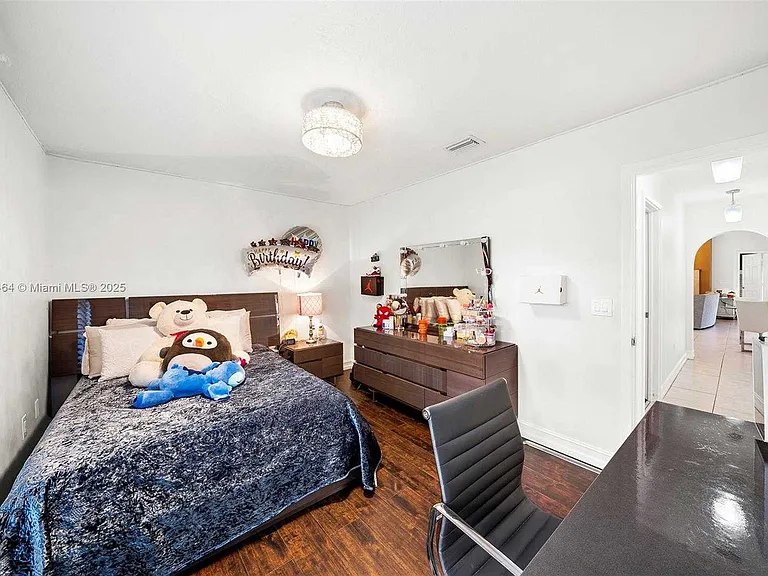 NW 18th Pl — Photo 21