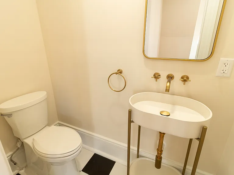 17 N Pearl St #4 — Photo 8