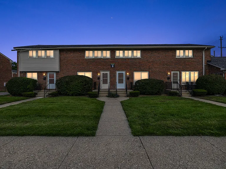 Oak Park Manor Apartments & Townhomes — Photo 23