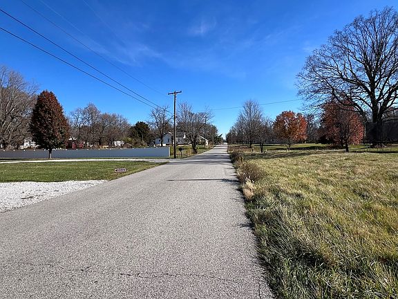 4th image of 606 W Sawmill Rd