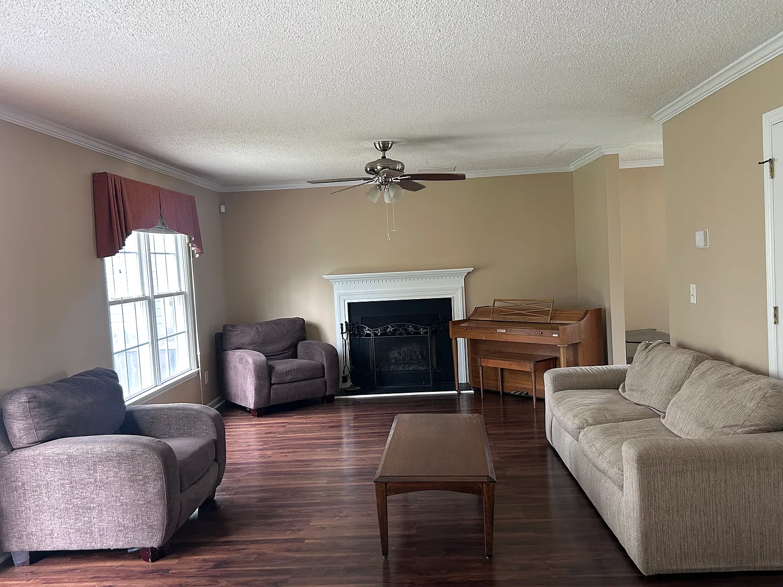 4 bed, 2.5 bath, 2096 sqft, $1,000 — Photo 2