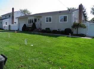 4 Stattel Dr, Kings Park, NY 11754