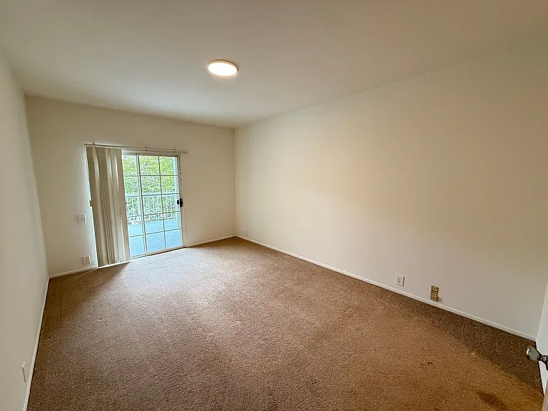 Elegant 2BR/2BA Retreat with Massive Private Patio Minutes from Beverly Hills — Photo 9