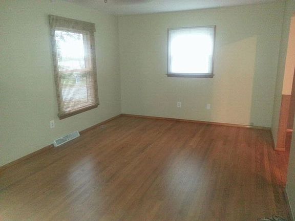 5th image of 430 Woodcrest Dr