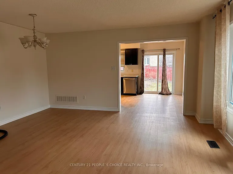 6885 Tassel Cres — Photo 9