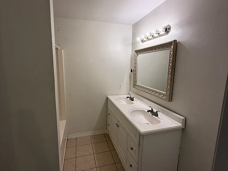 1112 Timothy St — Photo 3