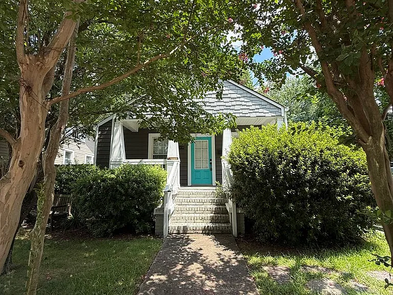 1724 Hawthorne Ln — Photo 1