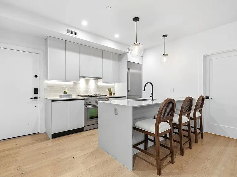 472 W Broadway #202 — Photo 8