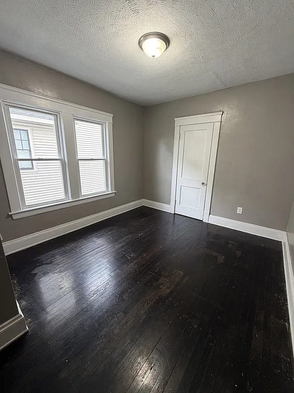 5 bed, 1.0 bath, 1300 sqft, $2,395 — Photo 4