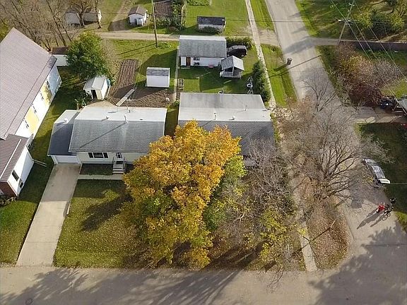3rd image of 205 Oak St E