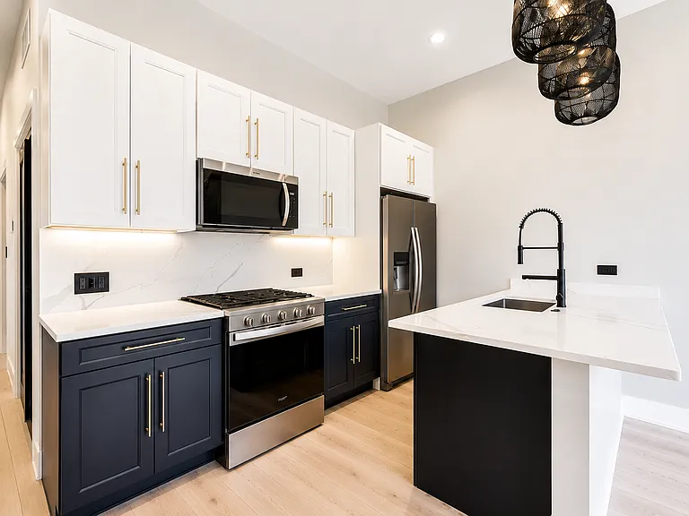1309 N Rockwell St #2 — Photo 2