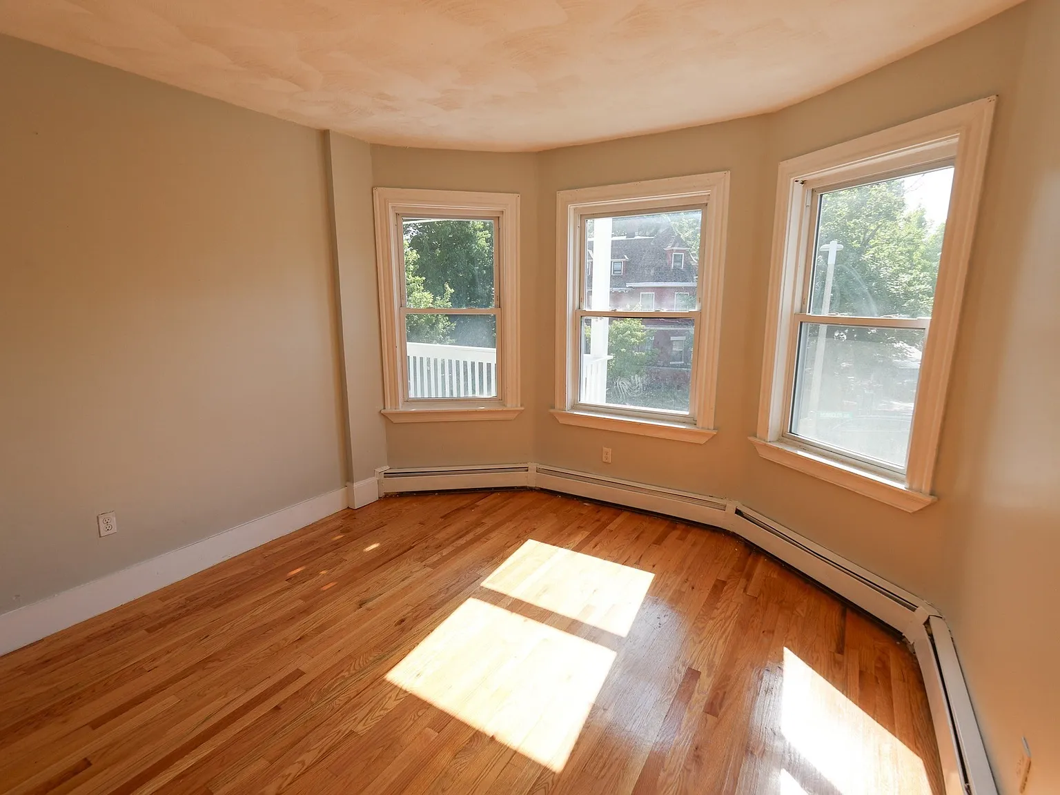 4 bed, 1.0 bath, 1400 sqft, $3,800 — Photo 4