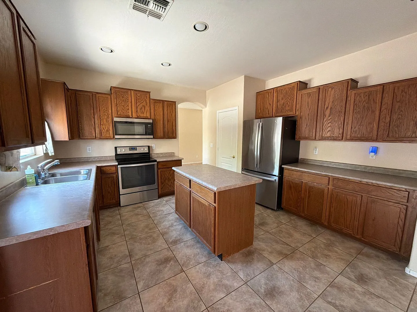 3 bed, 2.5 bath, 2950 sqft, $2,400 — Photo 2
