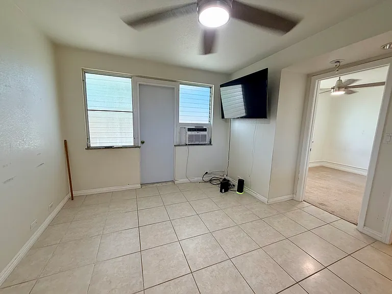 909 University Ave #107 — Photo 5
