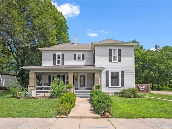 314 E Nichols St, Spring Hill, KS 66083