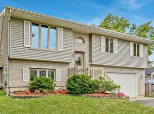 188 Edgewater Dr, Crystal Lake, IL 60014