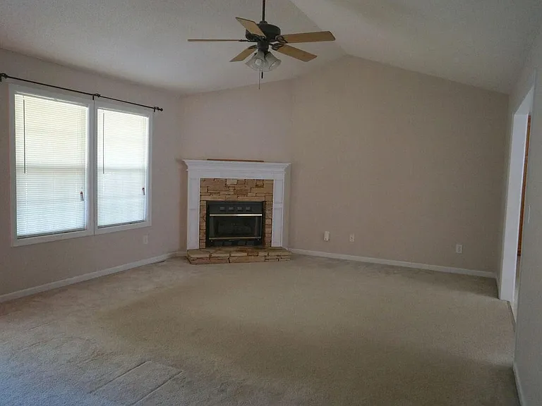 100 Halle Ct — Photo 4