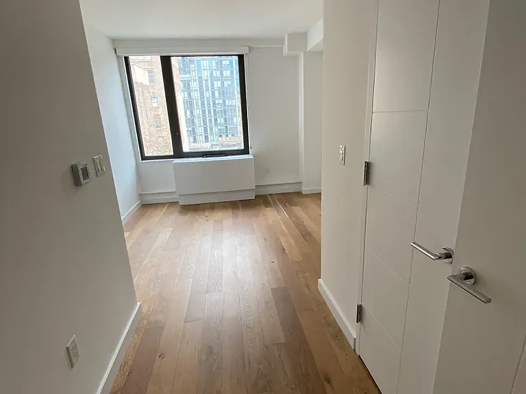 445 W 35th St #4N — Photo 7
